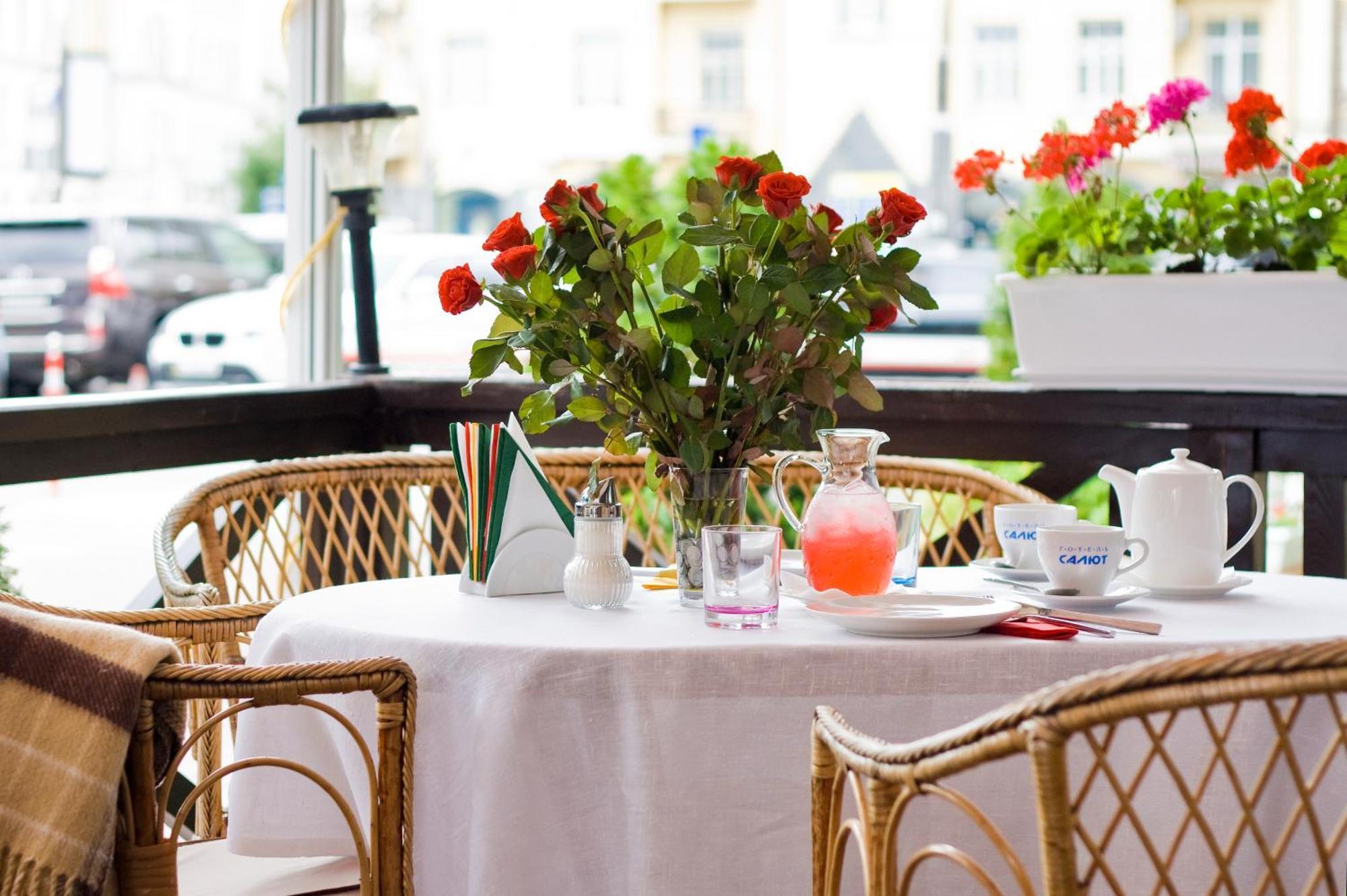 Salute Hotel Киев Екстериор снимка