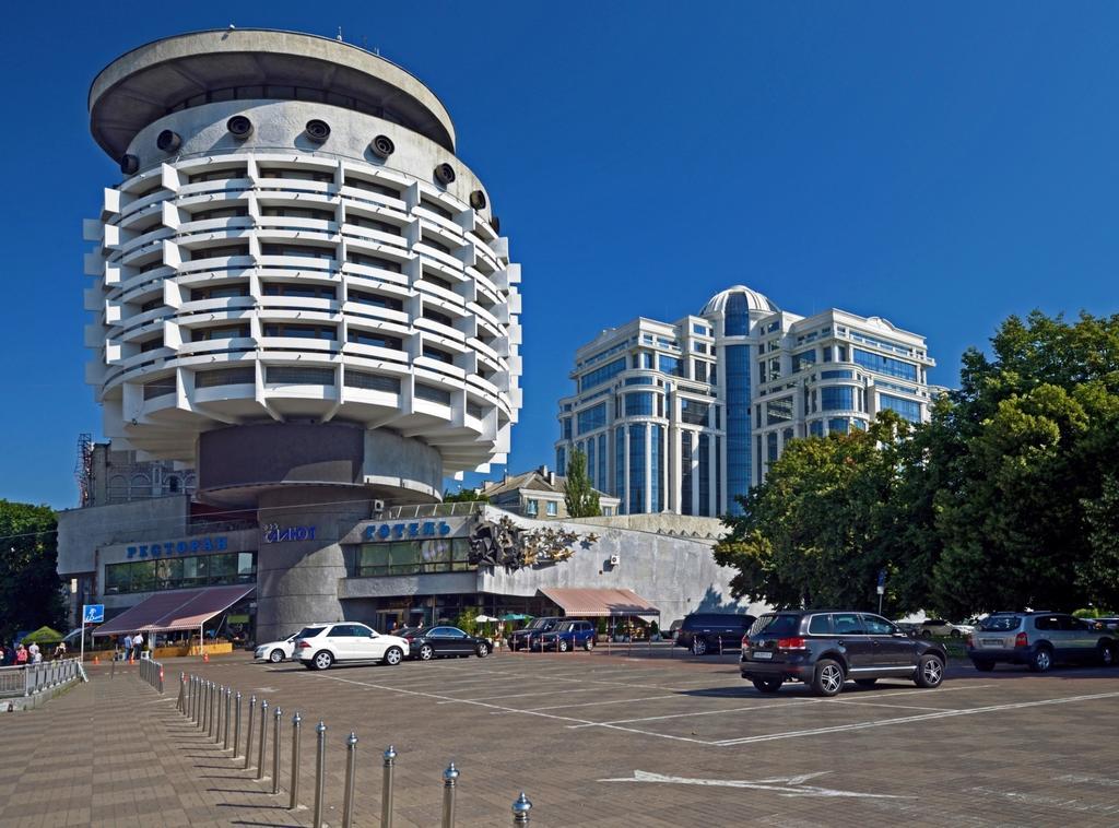 Salute Hotel Киев Екстериор снимка