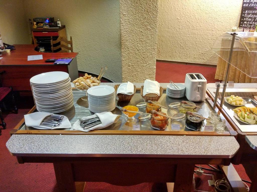Salute Hotel Киев Екстериор снимка