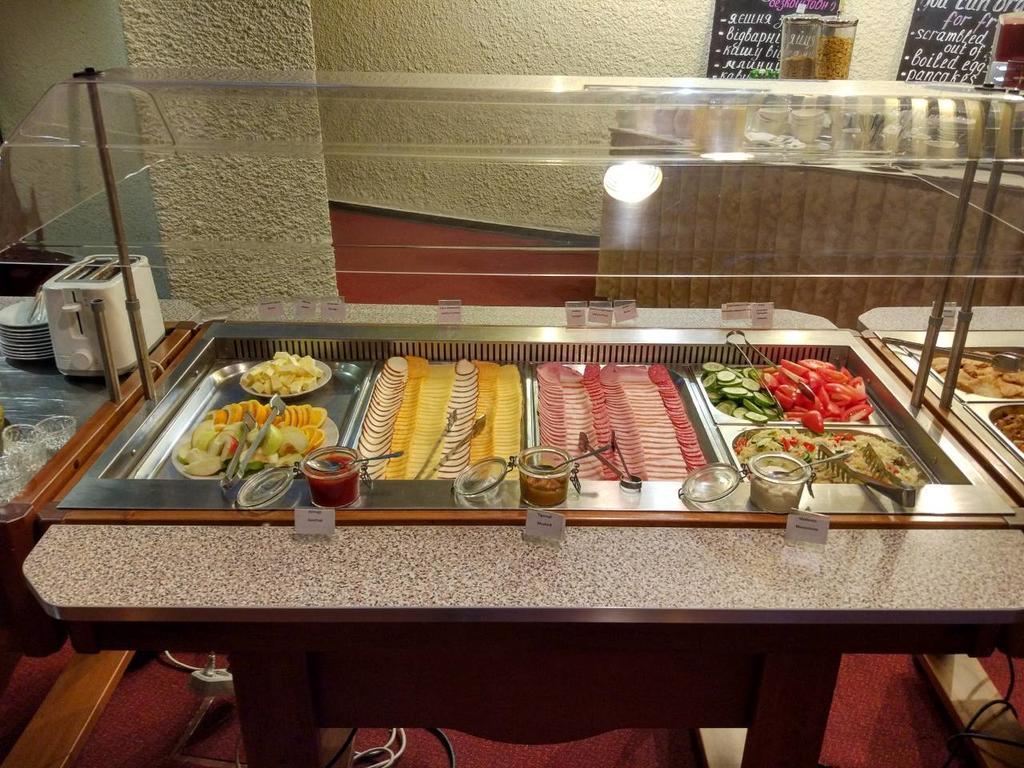 Salute Hotel Киев Екстериор снимка