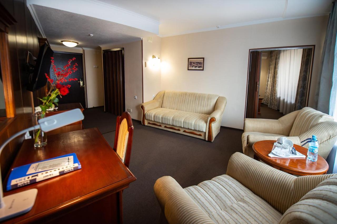 Salute Hotel Киев Екстериор снимка